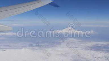 从飞机上看到阿<strong>拉拉</strong>特山。 飞机的机翼和积雪覆盖的山顶.. 圣经阿<strong>拉拉</strong>特山